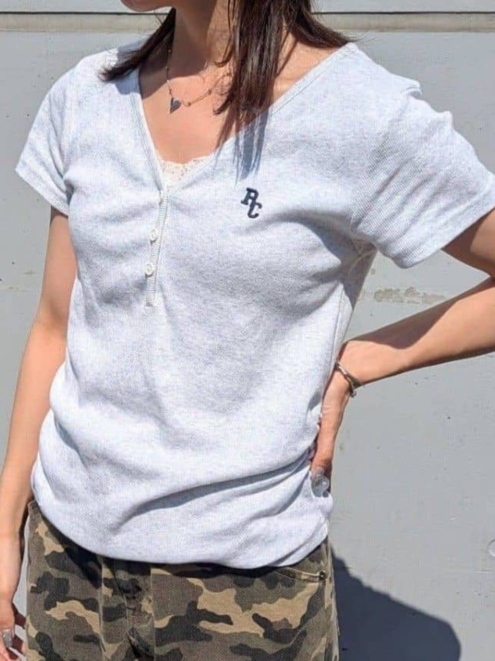 「骨格ナチュラル、ヘンリーネック、Tシャツ、迷彩、カモフラージュ、ワイドパンツ、デニム、おでかけコーデ、夏コーデ、Tシャツ×デニム」｜「RAY CASSINのVネックヘンリー胸刺繍半袖Tシャツ（Tシャツ/カットソー、ホワイト系）」を使った、RAYCASSIN_officialさん（骨格ナチュラル・レディース・158cm）の夏コーディネートの3枚目の写真