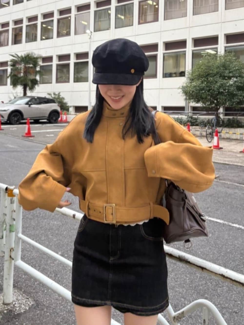 ベージュ系のその他アウター、ブラック系のスカートを着用したレディースの春コーディネートの2枚目の写真