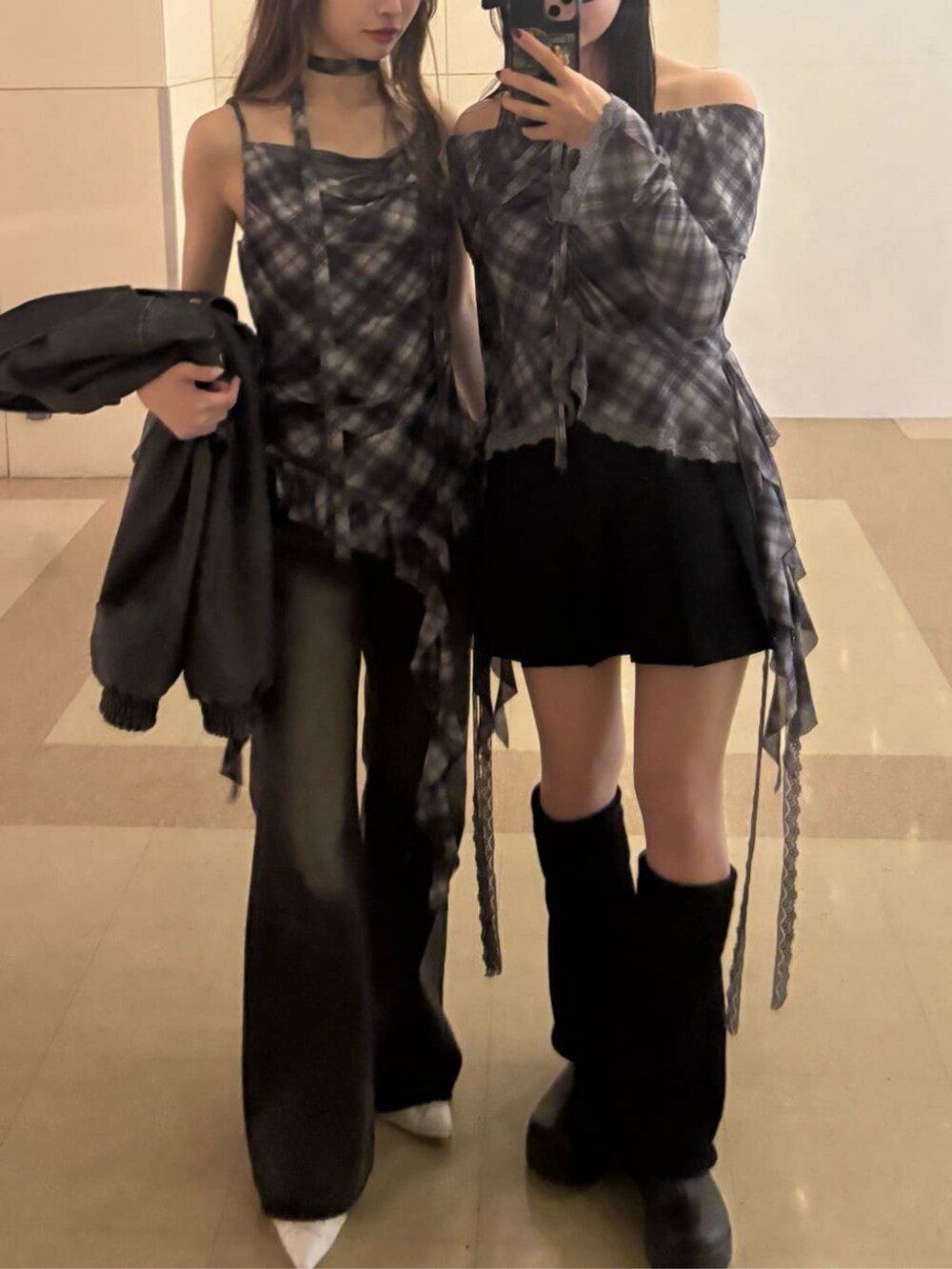 ブラック系のキャミソール、ブラウン系のデニムパンツを着用したレディースの春コーディネートの6枚目の写真