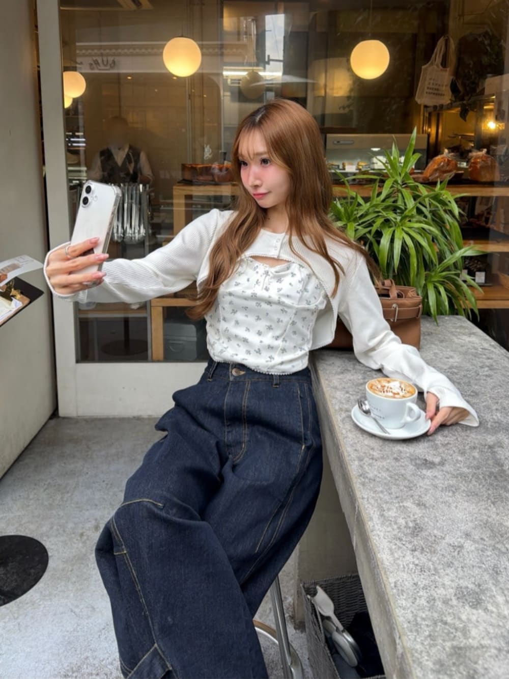 ブルー系のデニムパンツ、ホワイト系のTシャツ/カットソーを着用したレディースの春コーディネートの2枚目の写真