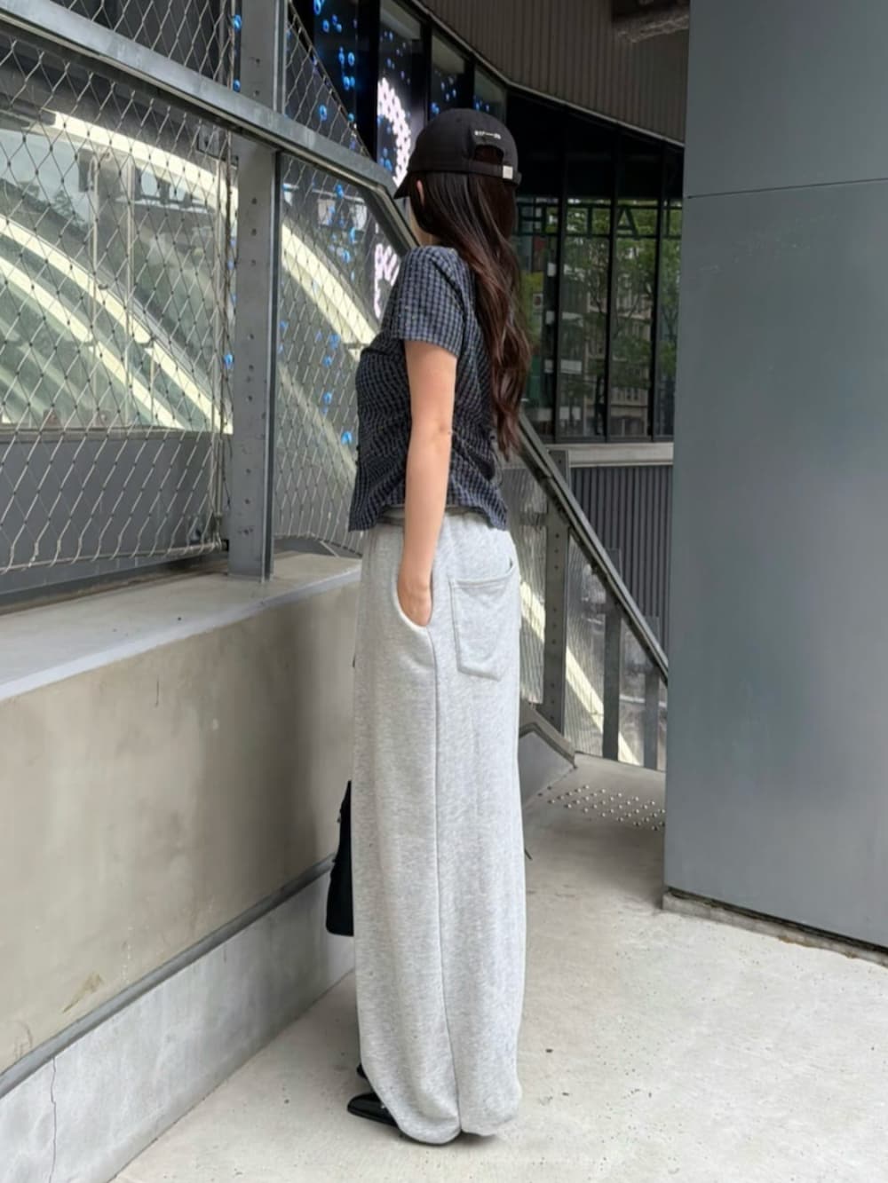 グレー系のスウェットパンツ、グレー系のシャツ/ブラウス、ブラック系のその他シューズを着用したレディースの春コーディネートの2枚目の写真