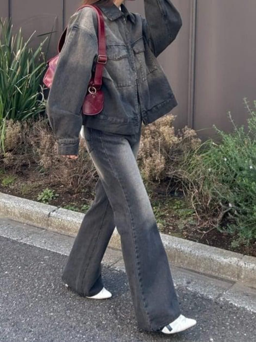 「ミュールコーデ、ミュール、レイカズン(Ray Cassin)、春コーデ、春服、デニム、美脚デニム、骨格ウェーブ、骨格ストレート」｜「RAY CASSINのルーズダブルジップGジャン　/　デニムジャケット（デニムジャケット、ブラウン系）」を使った、RAYCASSIN_officialさん（レディース・157cm）の春コーディネートの2枚目の写真