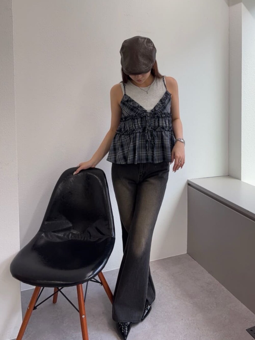 ブラウン系のデニムパンツ、ブラック系のシャツ/ブラウス、ブラウン系のハンチング/ベレー帽を着用したレディースの夏コーディネートの2枚目の写真