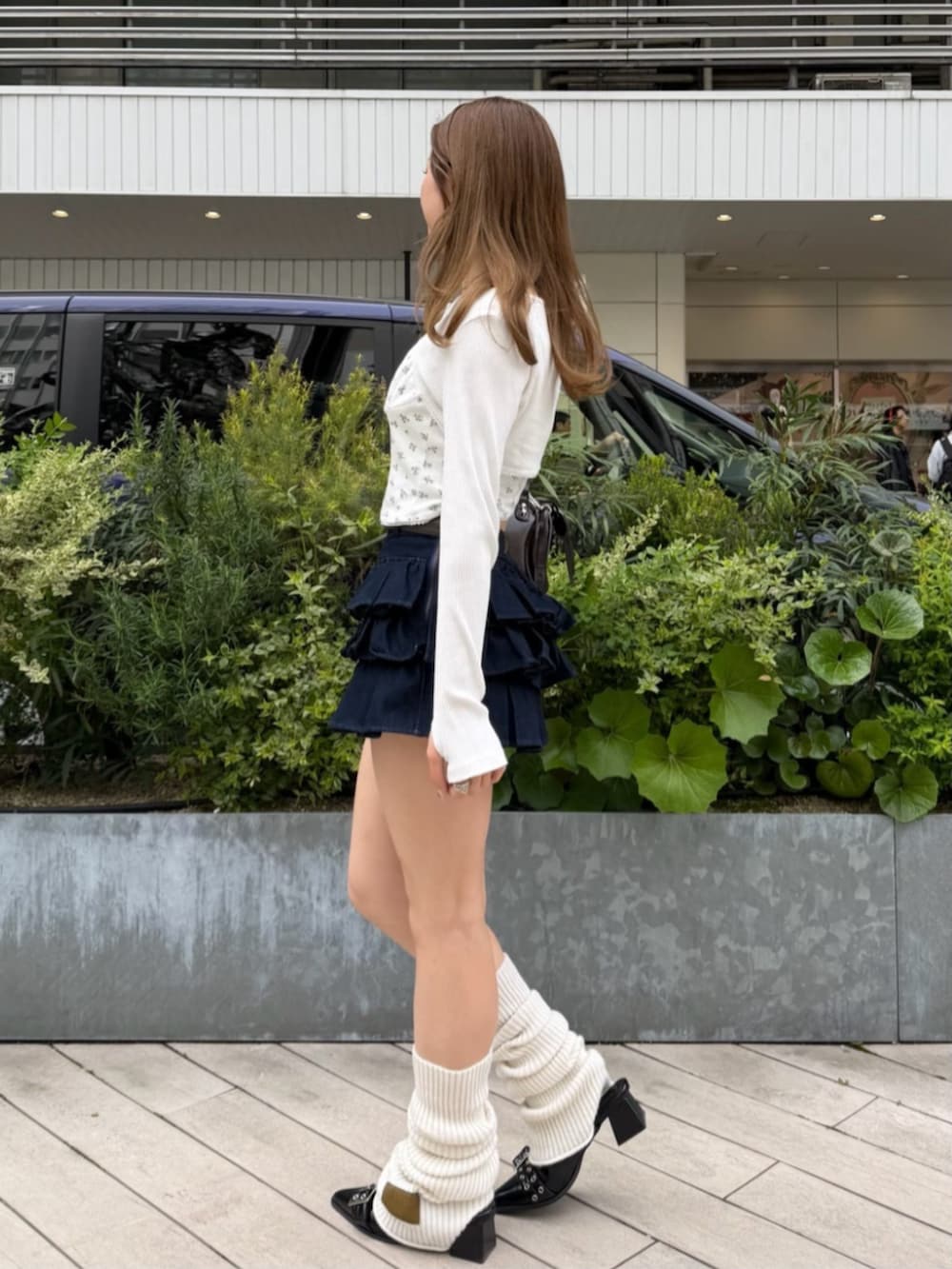 ホワイト系のTシャツ/カットソー、ブラック系のその他シューズ、ブルー系のスカートを着用したレディースの春コーディネートの2枚目の写真