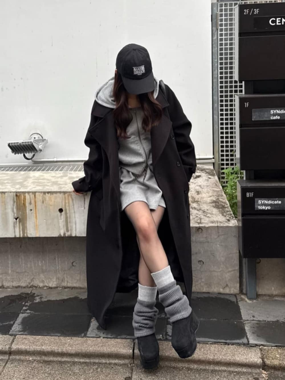 ブラック系のその他アウター、グレー系のパーカー、グレー系のスカートを着用したレディースの冬コーディネートの2枚目の写真