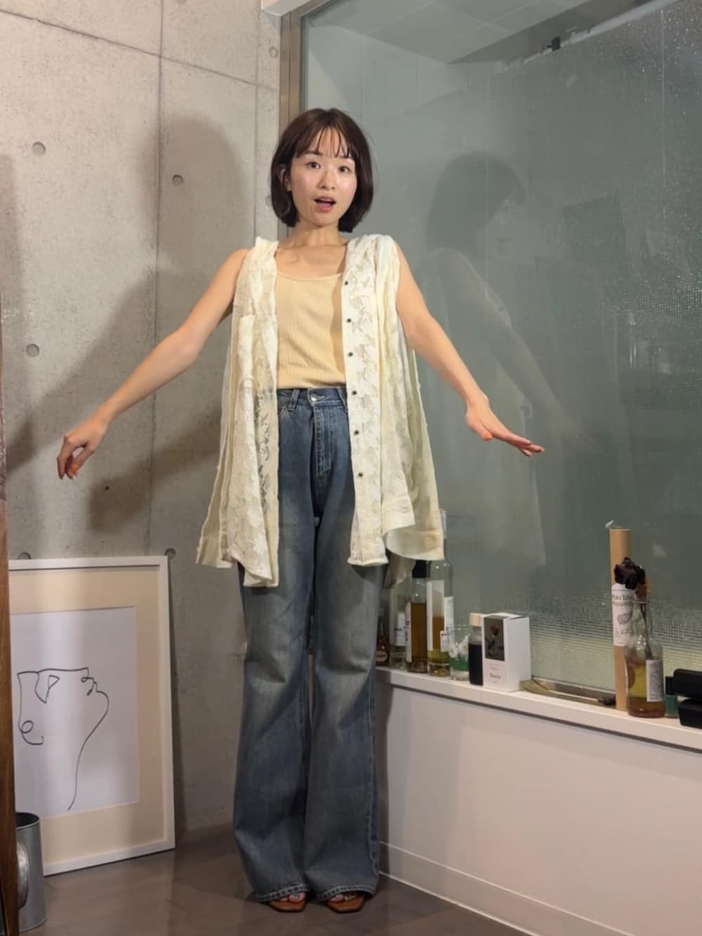 「夏コーデ、ノースリーブ、お出かけコーデ、シンプルスタイル、夏服コーデ、30代コーデ、骨格ウェーブ、レース、レーストップス、デニム、フレアデニム」｜「RAY CASSINのフレアデニムパンツ（デニムパンツ、ブルー系）」を使った、RAYCASSIN_officialさん（骨格ウェーブ・レディース・152cm）の夏コーディネートの3枚目の写真