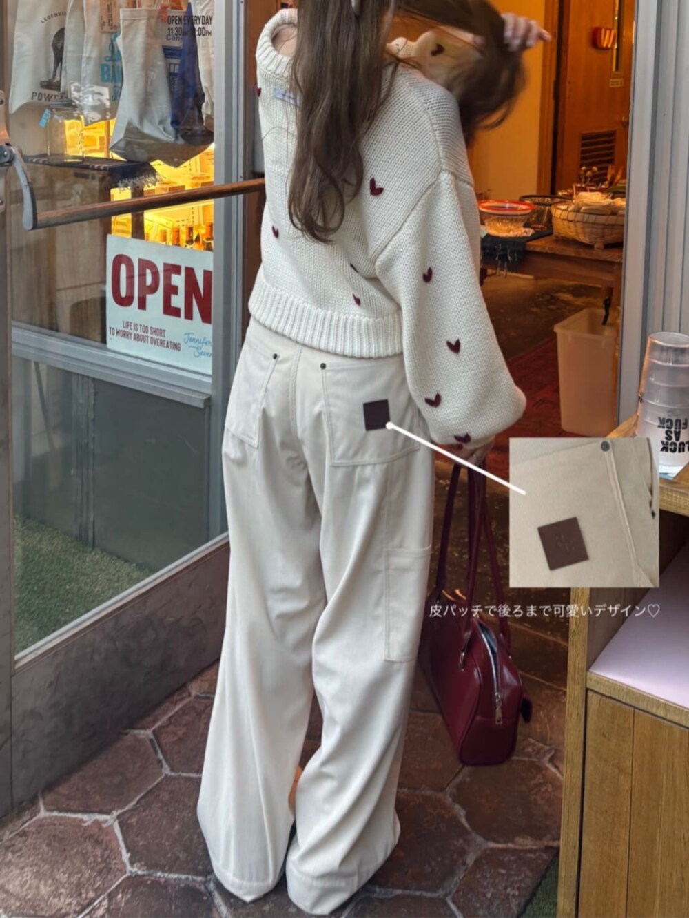 ベージュ系のその他シューズ、ホワイト系のカーディガン/ボレロ、ホワイト系のその他パンツを着用したレディースの秋コーディネートの2枚目の写真