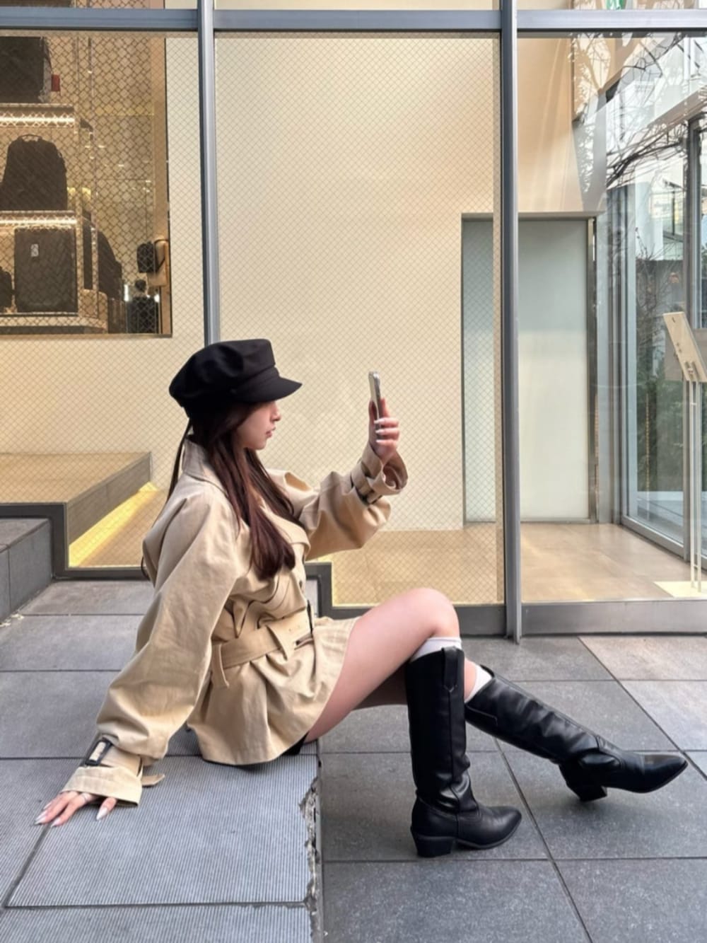 ベージュ系のトレンチコートを着用したレディースの冬コーディネートの4枚目の写真