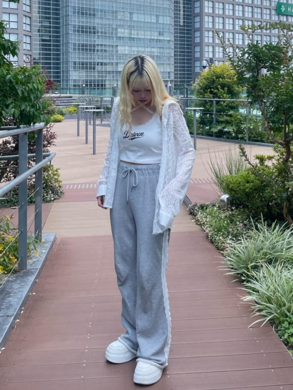 「夏コーデ、夏服コーデ、おでかけコーデ、シャツ/ブラウス、スウェットパンツ、レース、レースシャツ、骨格ストレート、骨スト、フレアパンツ」｜「RAY CASSINのレースロゴパット付レイヤードタンクトップ（キャミソール、ホワイト系）」を使った、RAYCASSIN_officialさん（骨格ストレート・レディース・156cm）の夏コーディネートの2枚目の写真