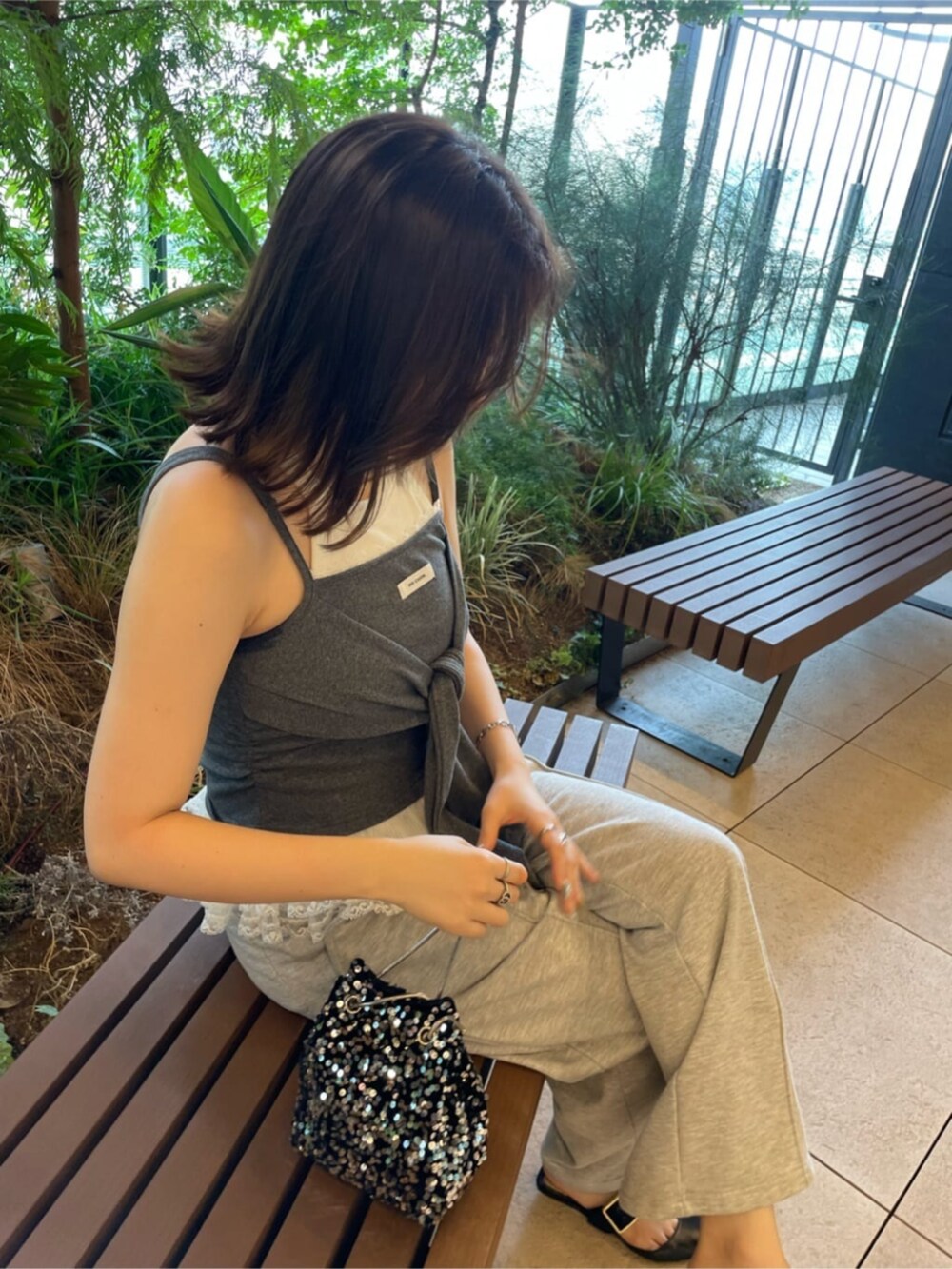 グレー系のスウェットパンツ、グレー系のキャミソールを着用したレディースの夏コーディネートの4枚目の写真