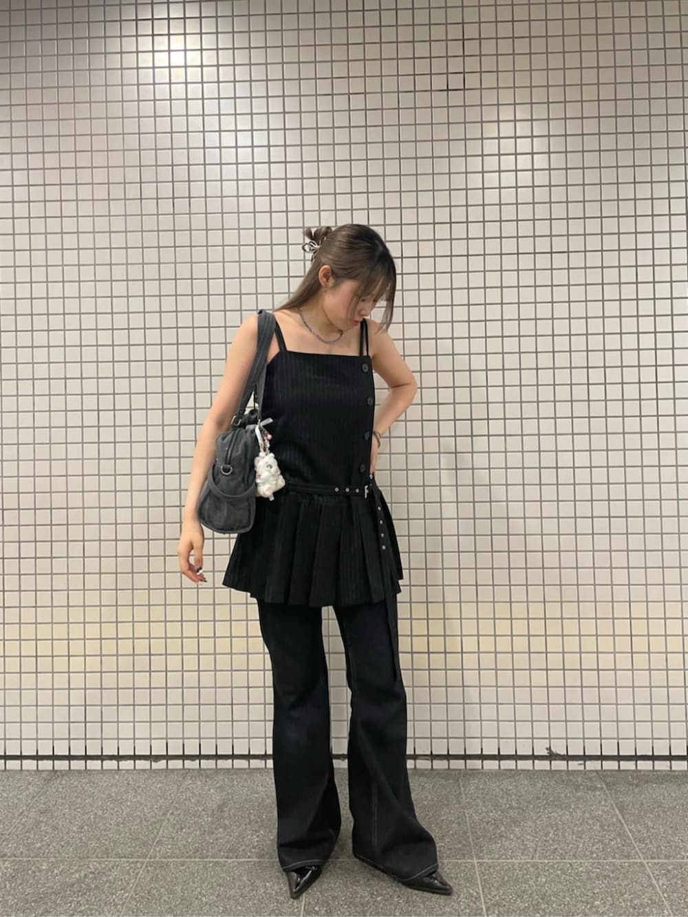 「骨格ストレート、骨スト、デニム、フレアデニム、キャミワンピ、キャミワンピース、ストライブ、ワンピース、レイヤードスタイル、おでかけコーデ、オトナ女子、きれいめカジュアル、夏コーデ」｜「RAY CASSINの【ウエスト調節可/2サイズ展開】フレアデニムパンツ（デニムパンツ、ブルー系）」を使った、RAYCASSIN_officialさん（骨格ストレート・レディース・156cm）の夏コーディネートの2枚目の写真