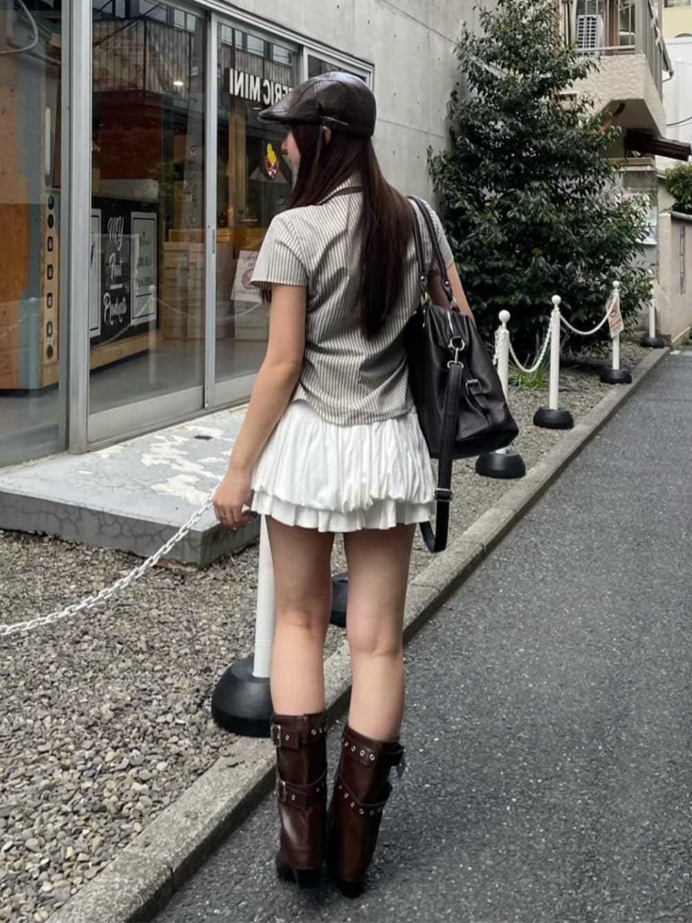 ホワイト系のシャツ/ブラウス、ブラウン系のショルダーバッグ、ホワイト系のスカートを着用したレディースの春コーディネートの2枚目の写真