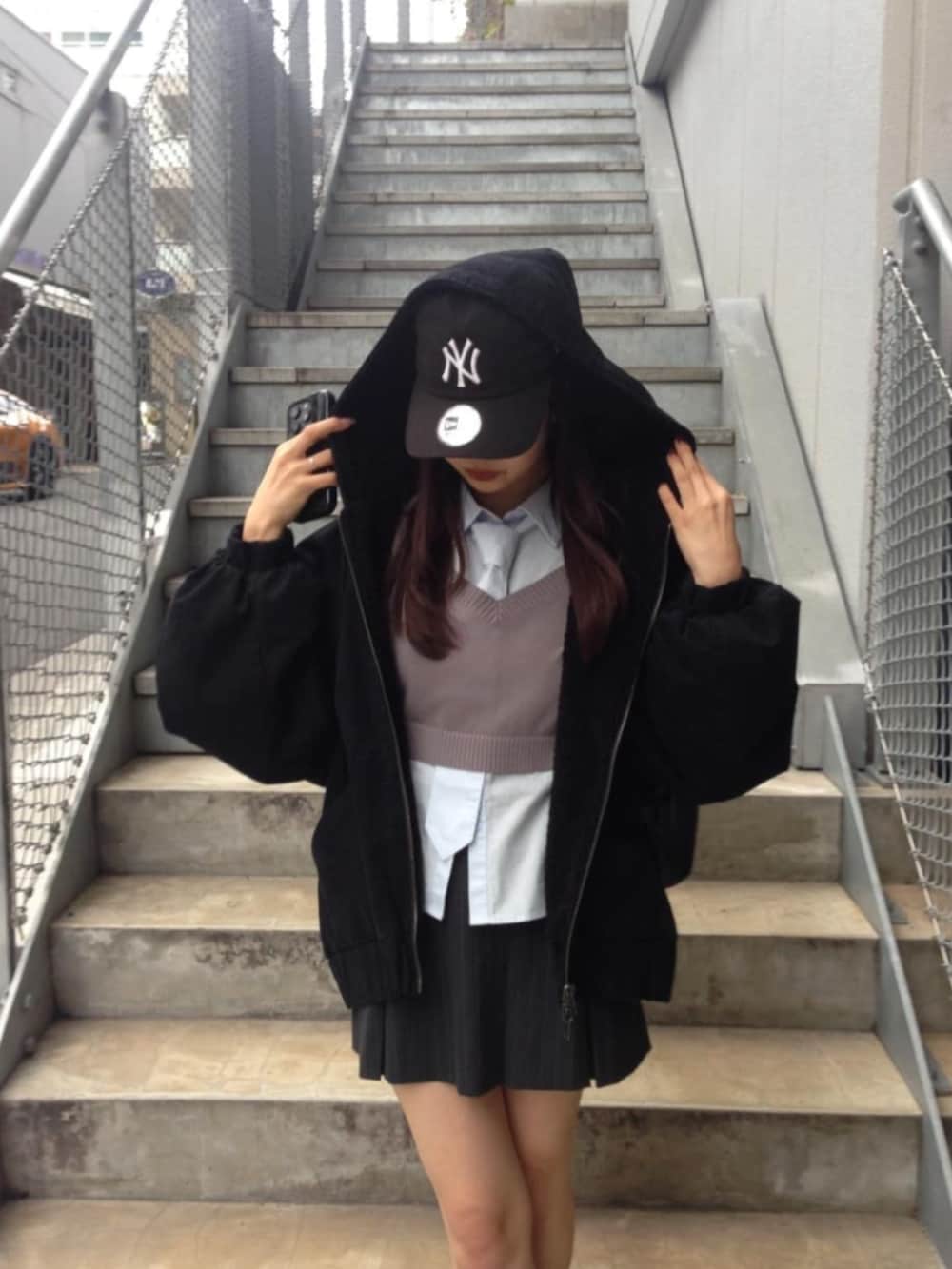 ブルー系のシャツ/ブラウス、ブラック系のブルゾン、グレー系のスカートを着用したレディースの秋コーディネートの3枚目の写真