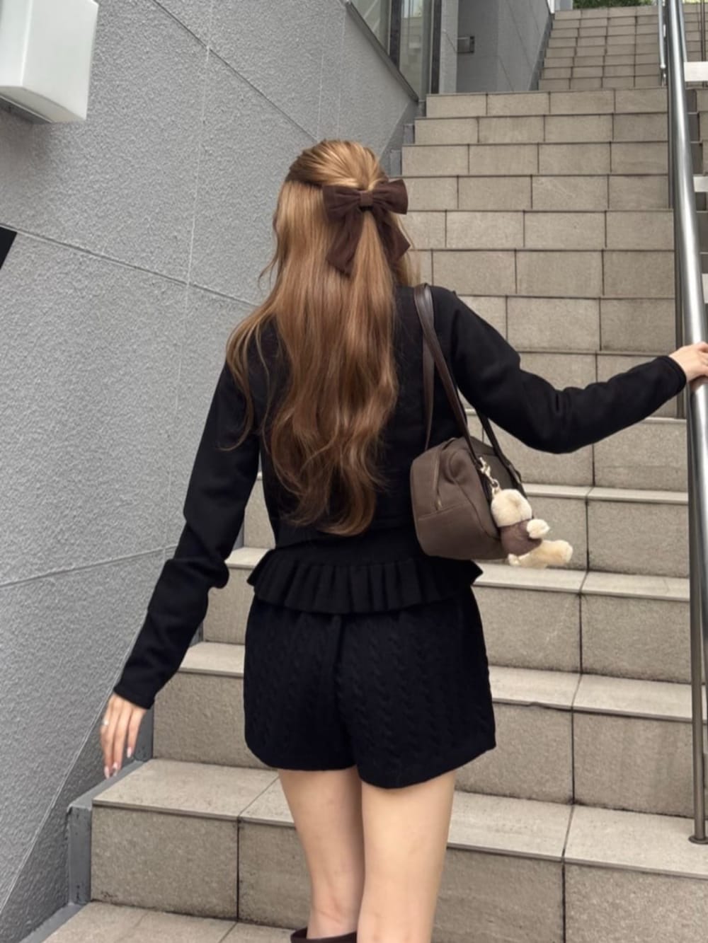 ホワイト系のキャミソール、ブラック系のカーディガン/ボレロを着用したレディースの秋コーディネートの3枚目の写真