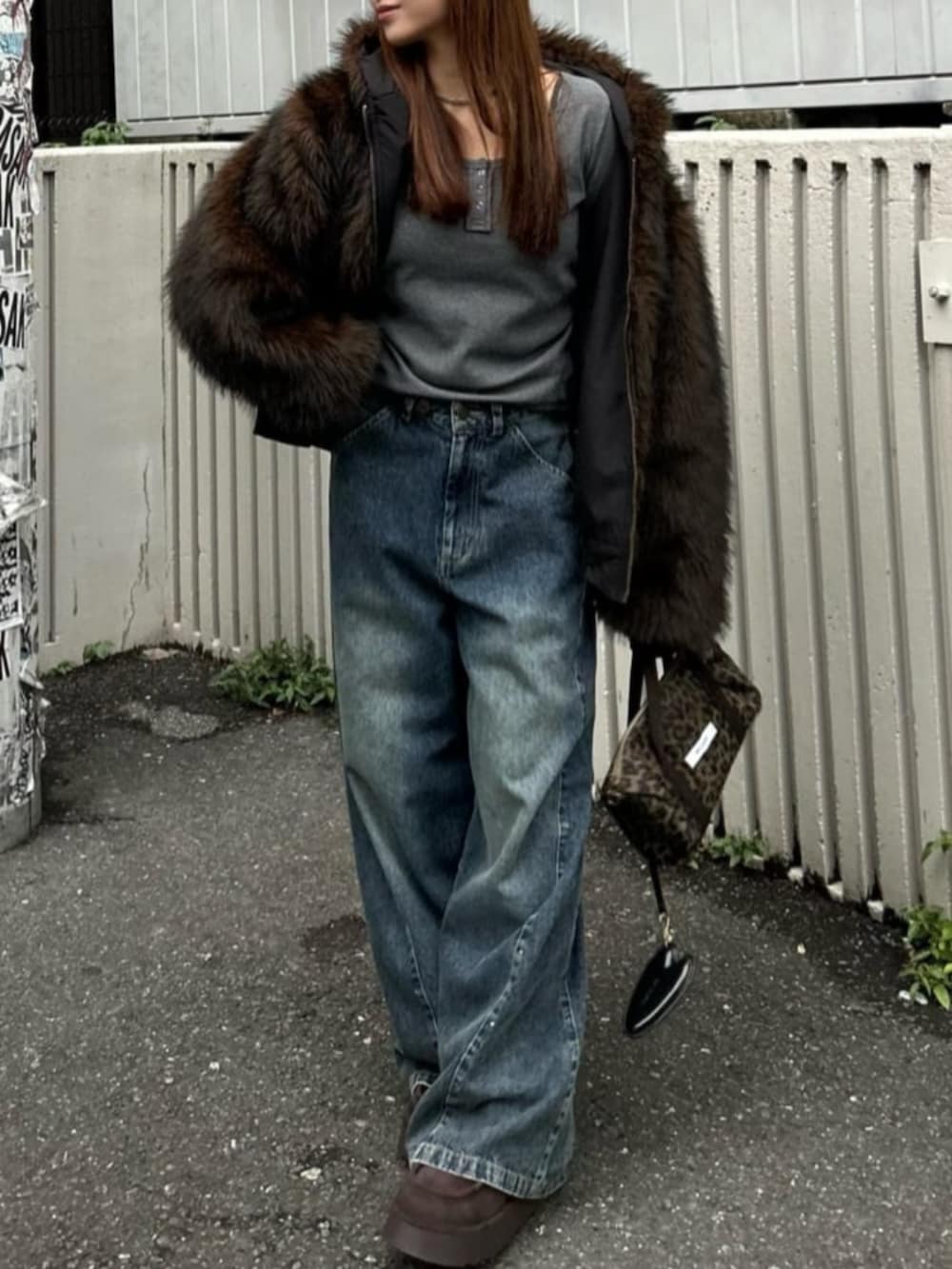 ブラウン系のブルゾンを着用したレディースの冬コーディネートの2枚目の写真