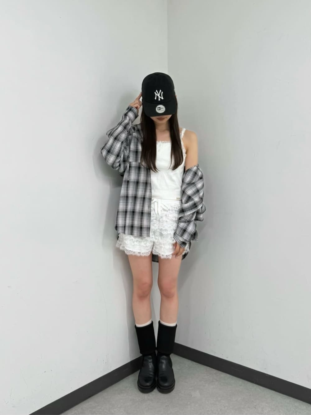 ブラック系のシャツ/ブラウス、ホワイト系のキャミソール、ホワイト系のその他パンツを着用したレディースの春コーディネートの4枚目の写真