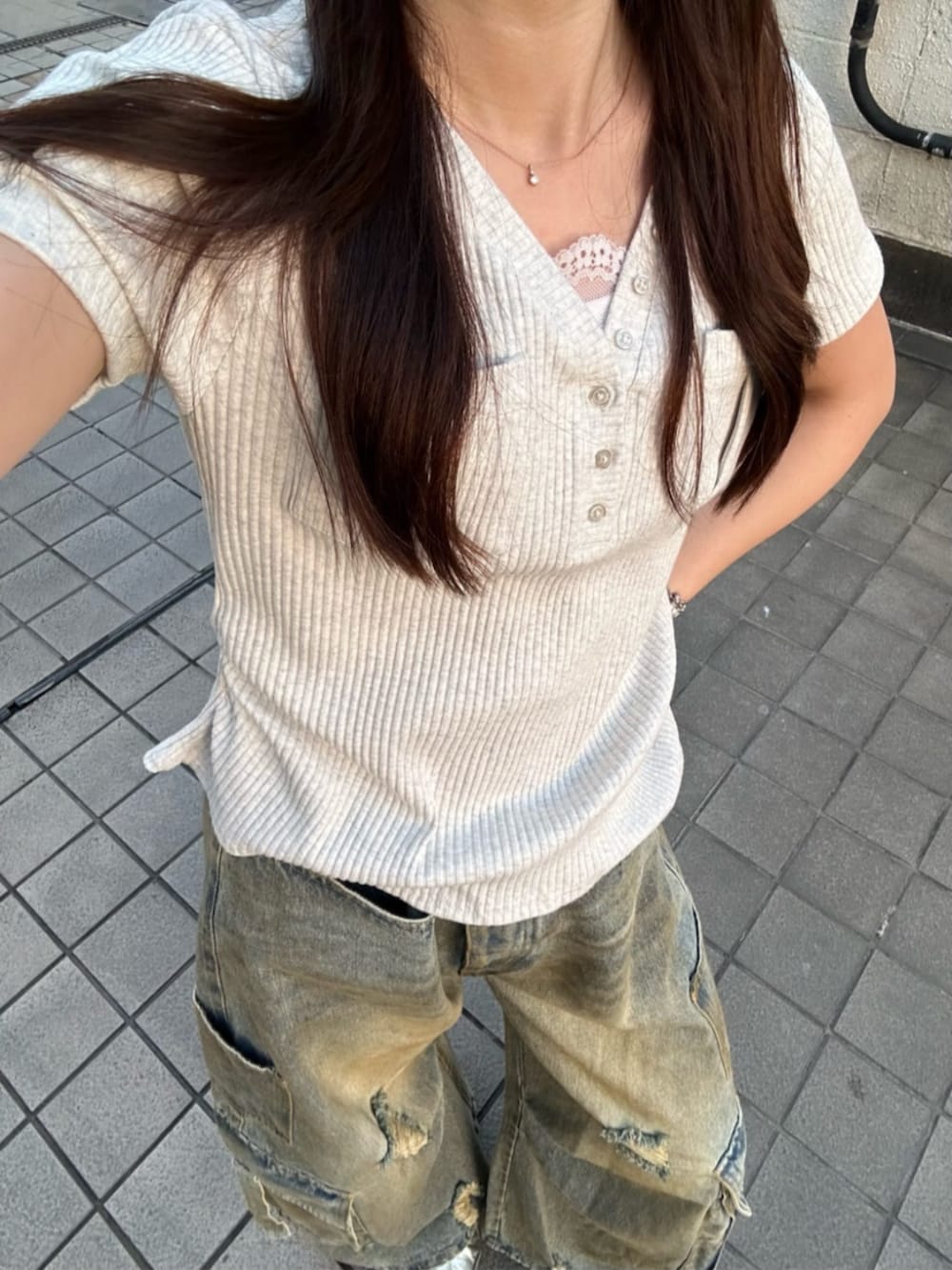 ホワイト系のTシャツ/カットソー、ブルー系のデニムパンツを着用したレディースの春コーディネートの2枚目の写真