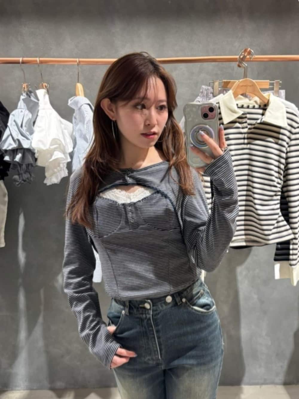 ブルー系のTシャツ/カットソー、ブルー系のデニムパンツを着用したレディースの春コーディネートの2枚目の写真