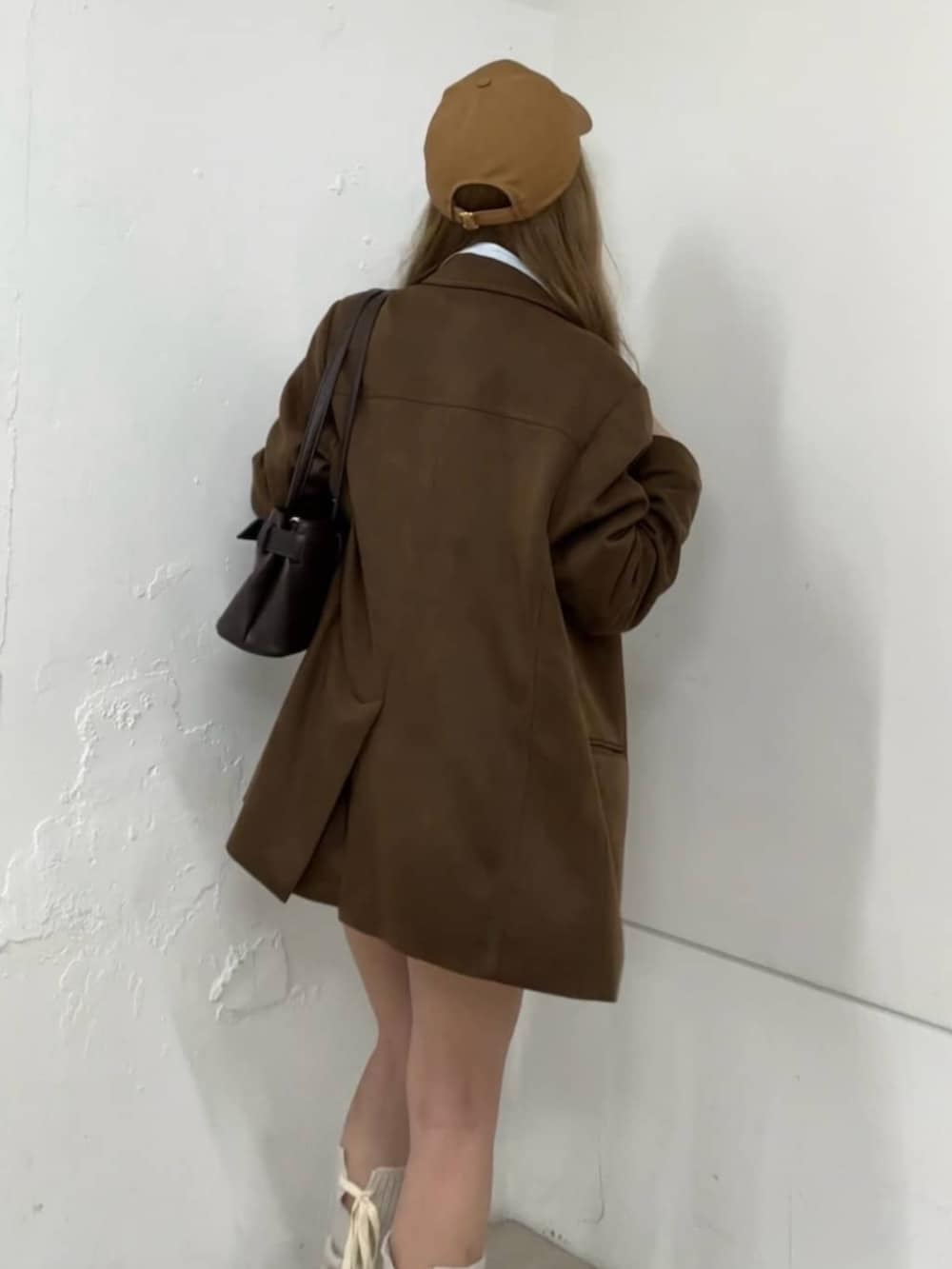 ブルー系のシャツ/ブラウス、ブラウン系のスカート、ブラウン系のその他アウターを着用したレディースの秋コーディネートの3枚目の写真