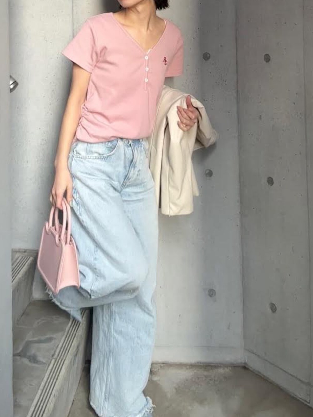 「Vネック、VネックT、ヘンリーネック、ヘンリーTシャツ、レイカズン(Ray Cassin)、骨格ウェーブ、骨格ストレート」｜「RAY CASSINのVネックヘンリー胸刺繍半袖Tシャツ（Tシャツ/カットソー、グレー系）」を使った、RAYCASSIN_officialさん（レディース・152cm）の春コーディネートの2枚目の写真