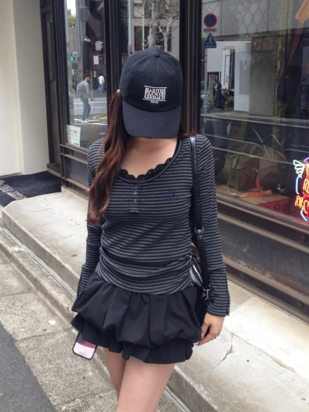 グレー系のTシャツ/カットソー、ブラック系のキャミソール、ブラック系のスカートを着用したレディースの春コーディネートの2枚目の写真