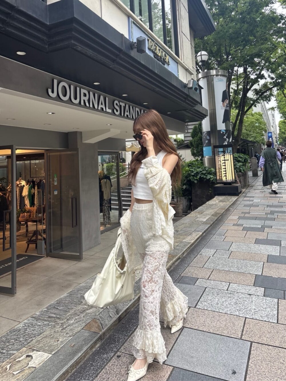 ベージュ系のその他パンツ、ベージュ系のシャツ/ブラウス、ホワイト系のタンクトップを着用したレディースの夏コーディネートの4枚目の写真