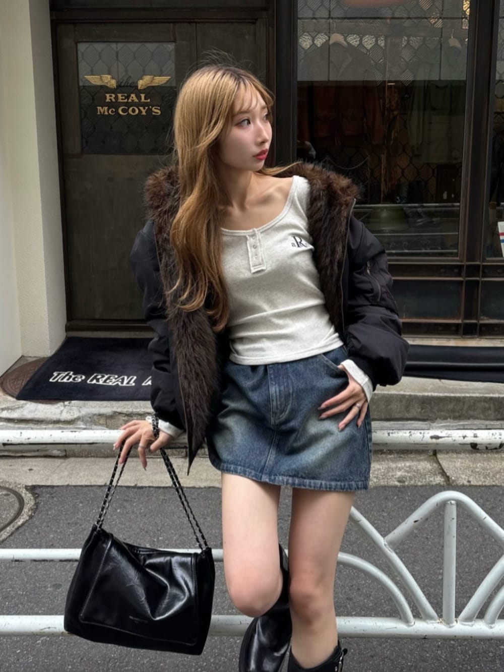 ブルー系のスカート、ブラウン系のブルゾンを着用したレディースの秋コーディネートの3枚目の写真