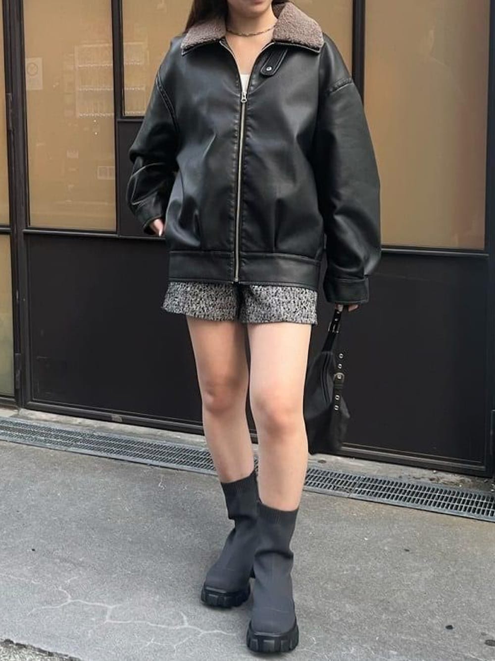 「ブルゾン、Ray Cassin、アウター、冬コーデ、あざと女子、秋っぽコーデ更新中、モノトーン、大人女子コーデ」｜「RAY CASSINの【ボア取り外し可能】レザーボア付ブルゾン / ジャケット / ライダース（ブルゾン、ブラック系）」を使った、RAYCASSIN_officialさん（レディース・157cm）の秋コーディネートの2枚目の写真