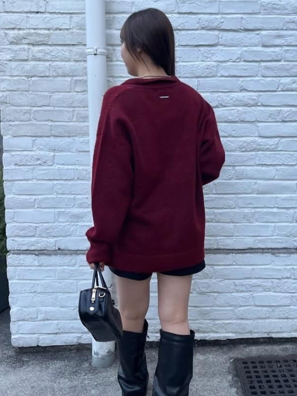 「赤コーデ、ニット、ロゴT、Ray Cassin、カバーブーツ、秋冬コーデ、モノトーン、おでかけコーデ、大人女子、大人ガーリー、骨格ストレート」｜「RAY CASSINの【チクチクしないニット】スキッパーポロ刺繍ニット　/　襟付きニット（ニット/セーター、レッド系）」を使った、RAYCASSIN_officialさん（レディース・157cm）の秋コーディネートの2枚目の写真