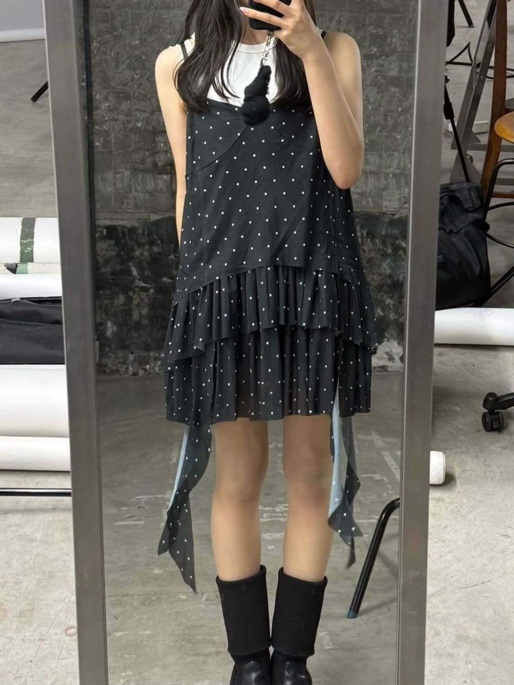 「デニム、ノースリーブ、ワンピース、休日スタイル、お出かけコーデ、夏コーデ、大人かわいい、大人ガーリー、フェミニンコーデ、骨格ストレート、骨スト、キャミワンピ、ドット、フレアデニム」｜「RAY CASSINの【ウエスト調節可/2サイズ展開】フレアデニムパンツ（デニムパンツ、ブルー系）」を使った、RAYCASSIN_officialさん（骨格ストレート・レディース・158cm）の夏コーディネートの5枚目の写真