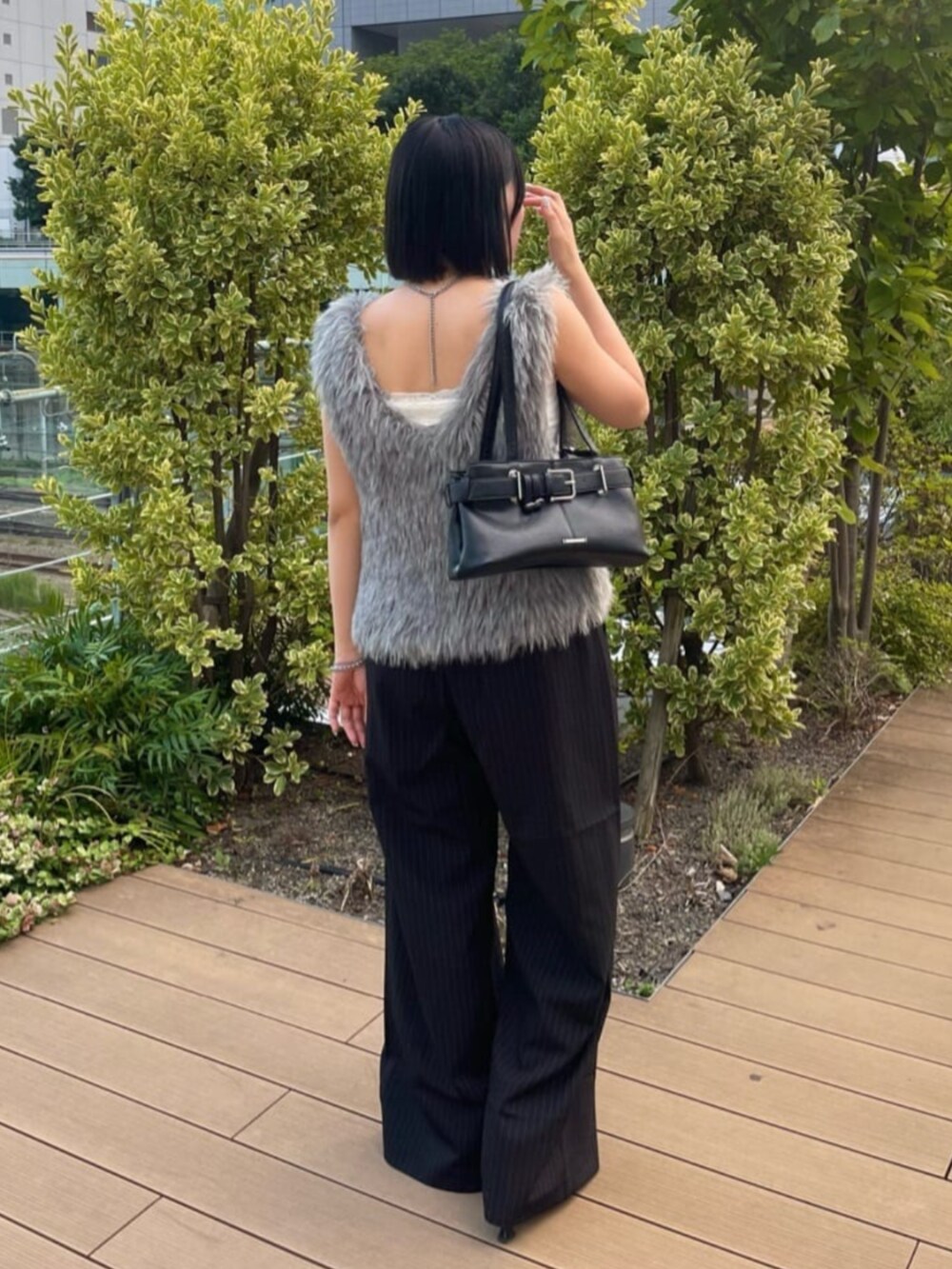 ホワイト系のキャミソール、ブラック系のスラックス、グレー系のニット/セーターを着用したレディースの秋コーディネートの3枚目の写真