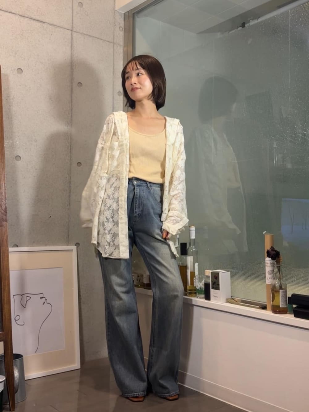 「夏コーデ、ノースリーブ、お出かけコーデ、シンプルスタイル、夏服コーデ、30代コーデ、骨格ウェーブ、レース、レーストップス、デニム、フレアデニム」｜「RAY CASSINのフレアデニムパンツ（デニムパンツ、ブルー系）」を使った、RAYCASSIN_officialさん（骨格ウェーブ・レディース・152cm）の夏コーディネートの2枚目の写真