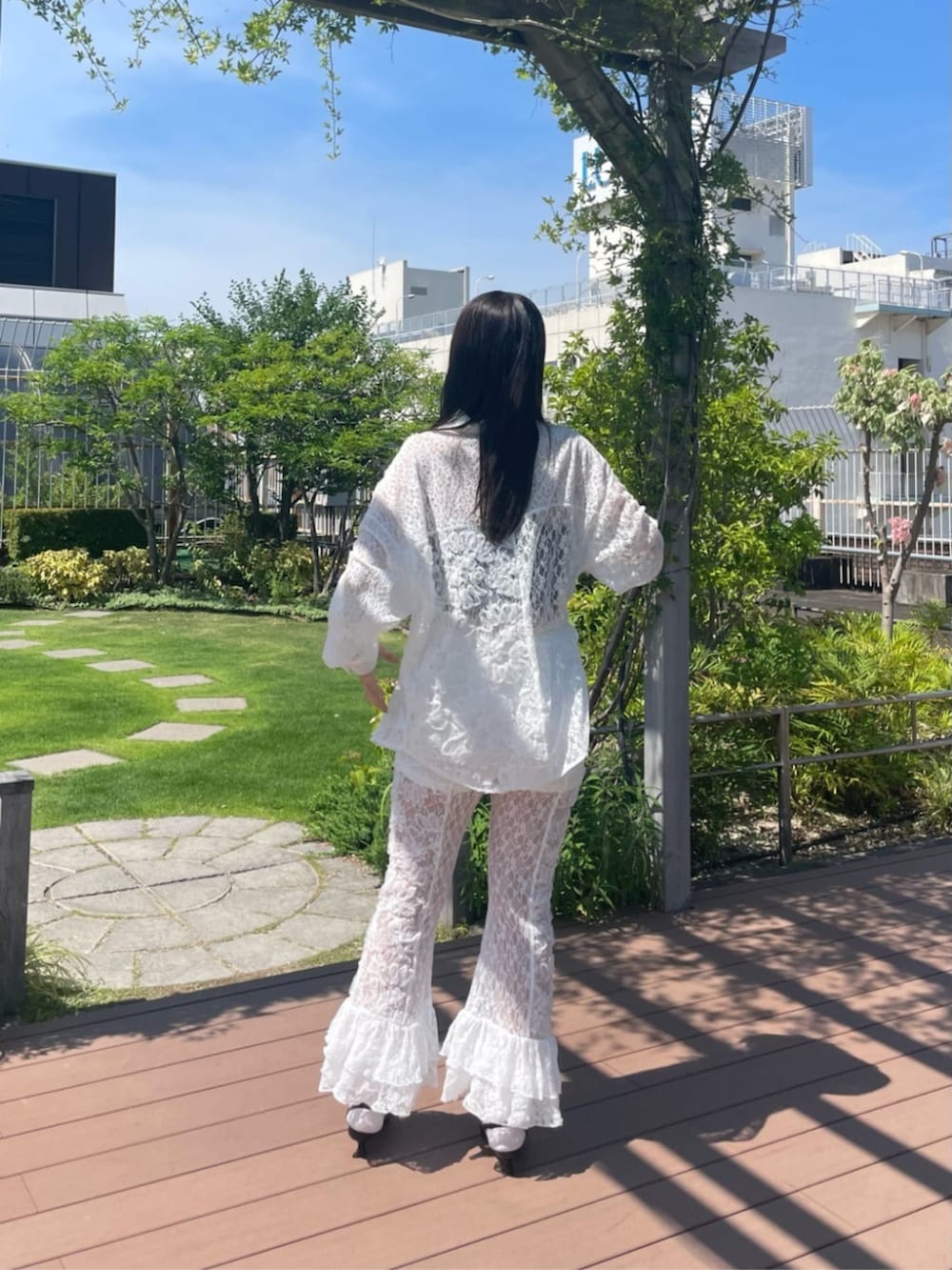 「セットアップ、フリル、夏コーデ、シャツスタイル、お出かけコーデ、ホワイト、骨格ウェーブ、レース、レーストップス、レースパンツ、ミュール」｜「RAY CASSINの【セットアップ対応】レースシャツ（シャツ/ブラウス、ホワイト系）」を使った、RAYCASSIN_officialさん（骨格ウェーブ・レディース・160cm）の夏コーディネートの3枚目の写真