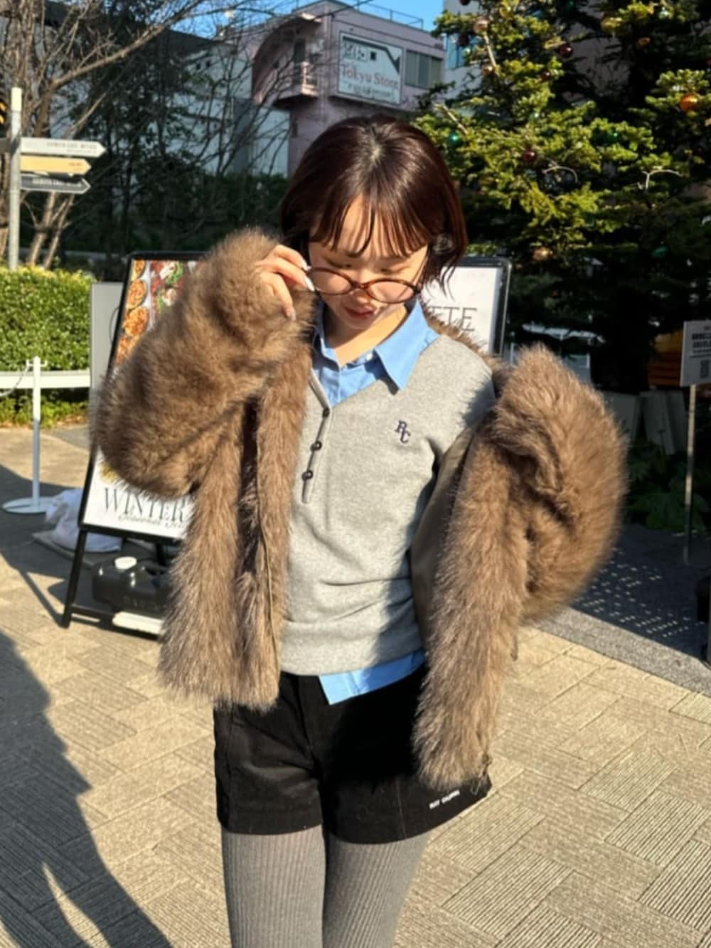 グレー系のTシャツ/カットソー、ブラック系のその他パンツを着用したレディースの冬コーディネートの2枚目の写真