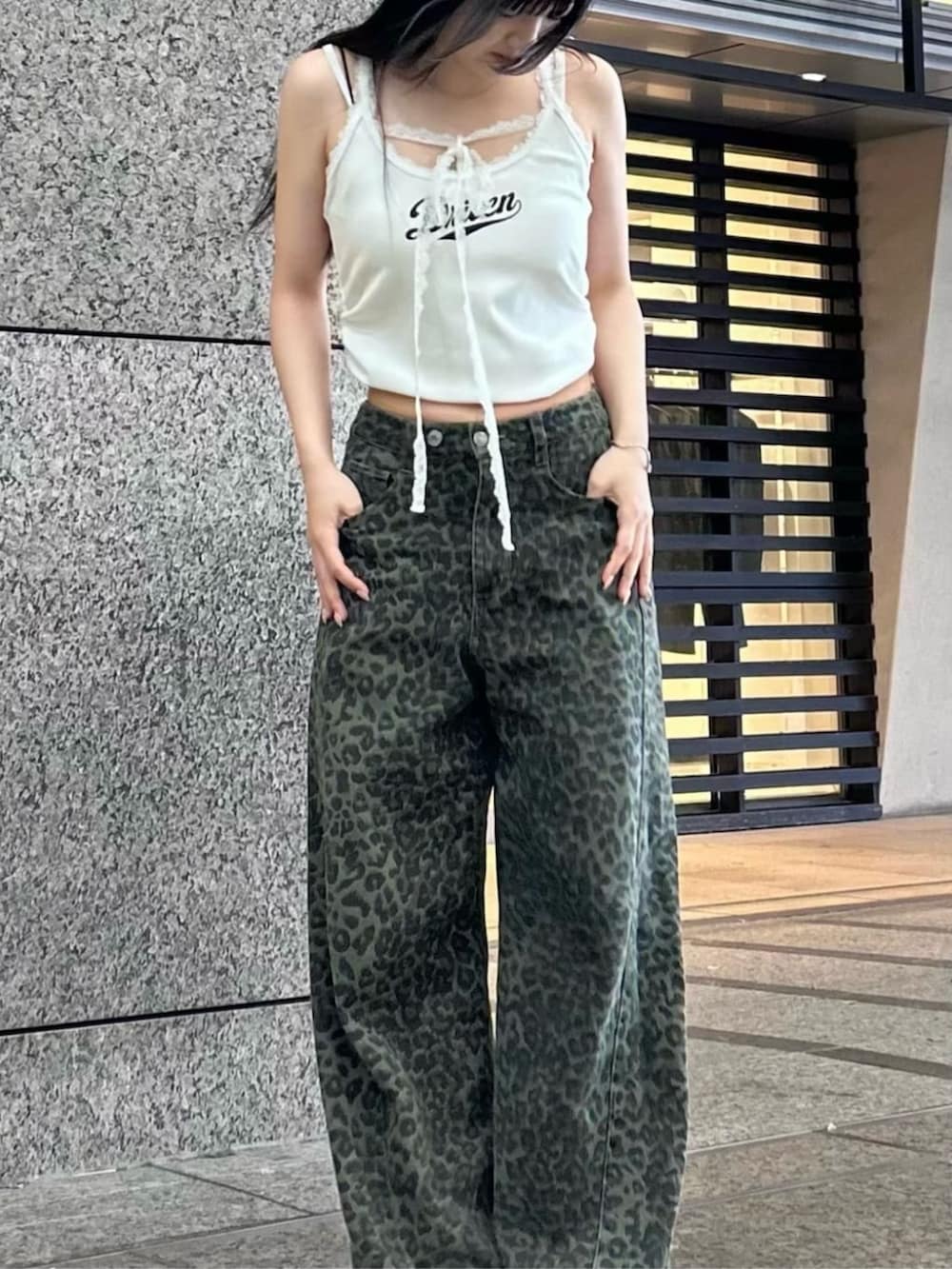 「夏コーデ、おでかけコーデ、ヘルシーコーデ、肌見せ、レオパード、ひょう柄、骨格ストレート、骨スト、キャミソール」｜「RAY CASSINのスニーカーミュール（サンダル、ホワイト系）」を使った、RAYCASSIN_officialさん（骨格ストレート・レディース・159cm）の夏コーディネートの2枚目の写真