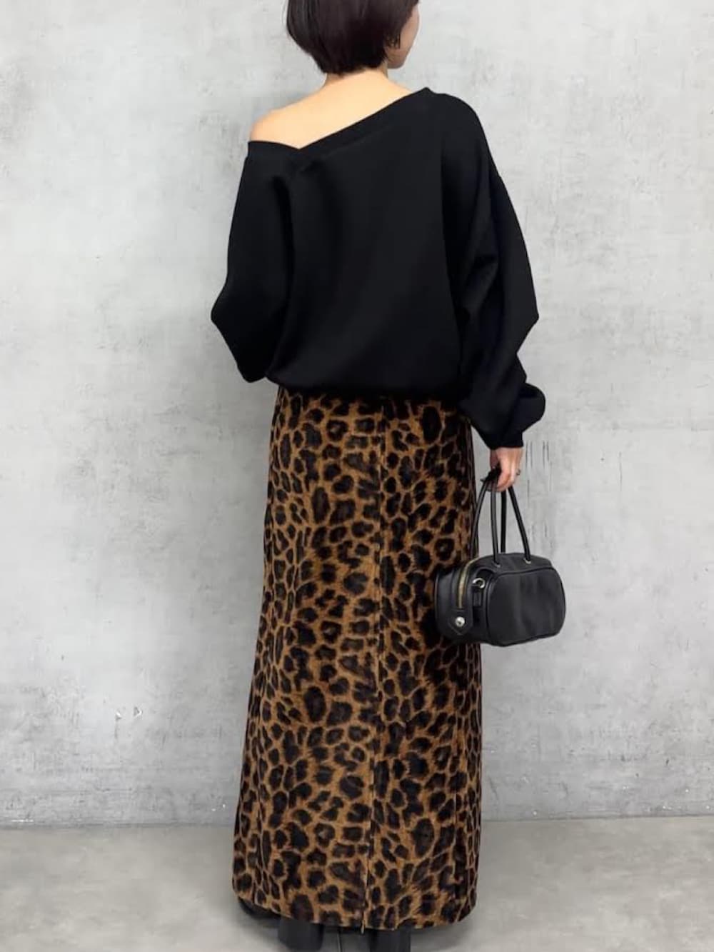 「スウェット、ニット、ロゴT、Ray Cassin、秋服、肩出し、大人っぽいコーデ、あざとい、ワンショル」｜「RAY CASSINの【前後2way】ワンショルポンチスウェット（スウェット、ブラック系）」を使った、RAYCASSIN_officialさん（レディース・152cm）の秋コーディネートの2枚目の写真