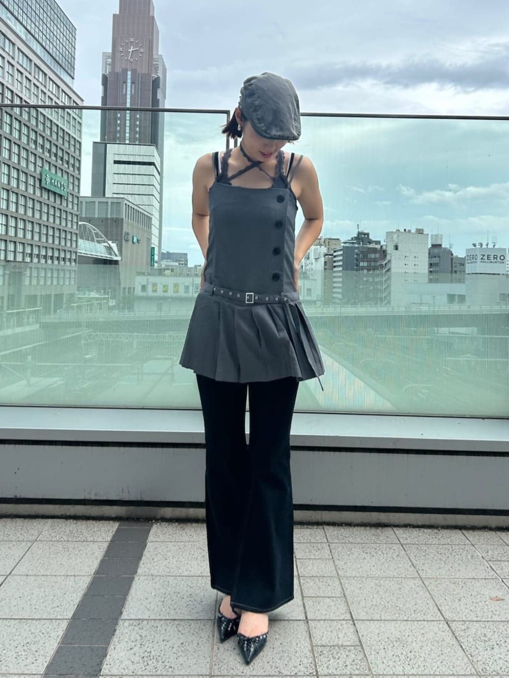 「デニム、ノースリーブ、オトナ女子、休日スタイル、おでかけコーデ、大人コーデ、きれいめカジュアル、キャミワンピ、グレー、高身長、骨格ウェーブ」｜「RAY CASSINのレースロゴパット付レイヤードタンクトップ（キャミソール、グレー系）」を使った、RAYCASSIN_officialさん（骨格ウェーブ・レディース・171cm）の夏コーディネートの2枚目の写真