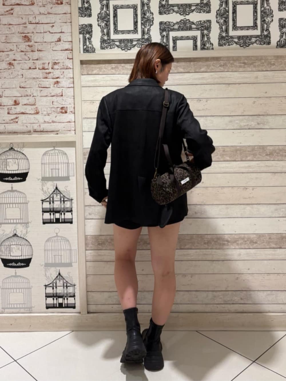 ブラウン系のシャツ/ブラウス、ブラック系のスカート、ブラック系のその他アウターを着用したレディースの秋コーディネートの2枚目の写真