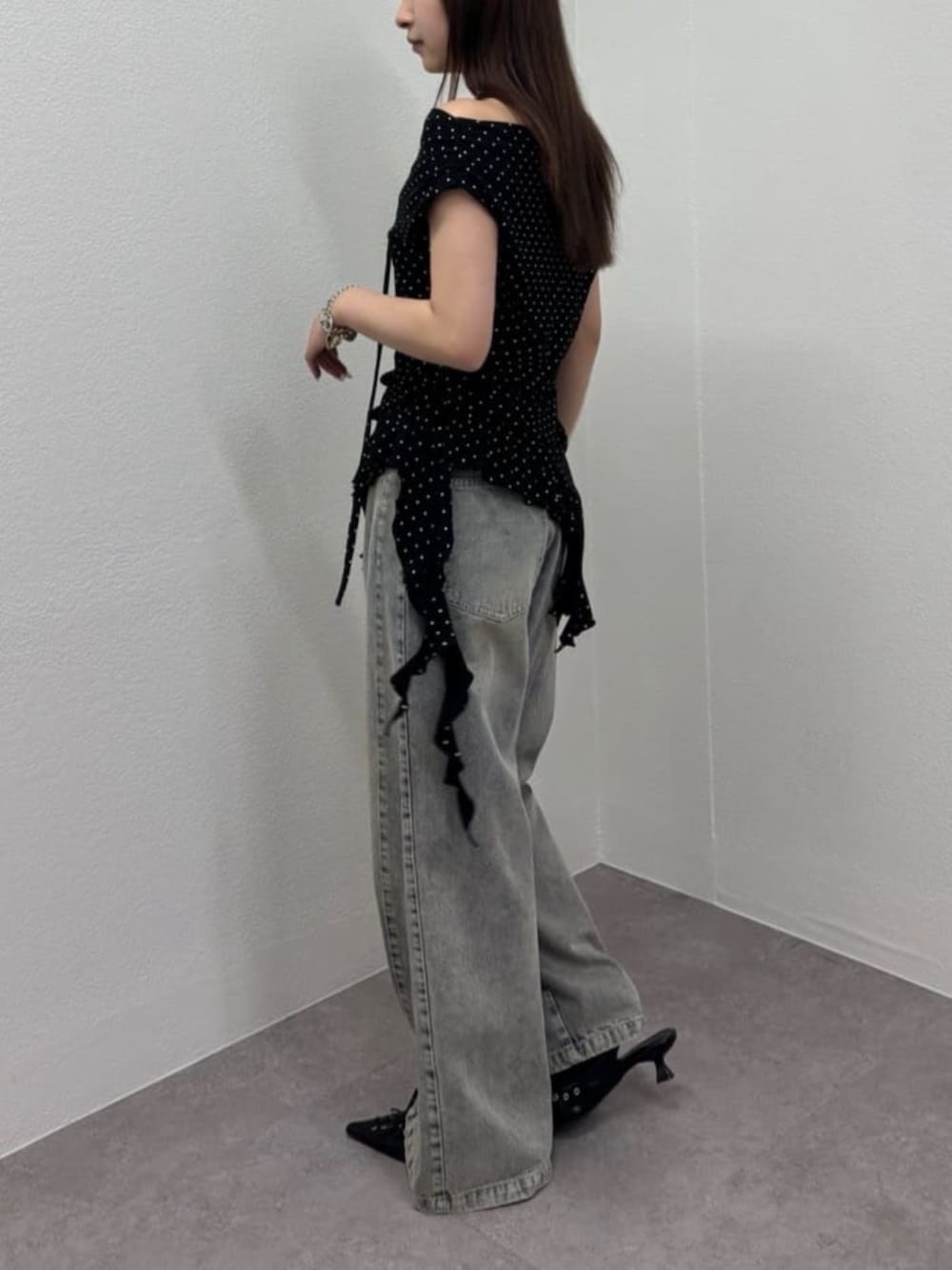 「モノトーン、黒Tシャツ、夏コーデ、大人カジュアルコーデ、大人かわいい、シンプルカジュアル、デニムコーデ、キレイめ、ワイドパンツ、ワイドデニム、骨格ストレート、骨スト」｜「RAY CASSINの【ウエスト調節可】サイド切替ワイドデニムパンツ（デニムパンツ、ブルー系）」を使った、RAYCASSIN_officialさん（骨格ストレート・レディース・158cm）の夏コーディネートの3枚目の写真