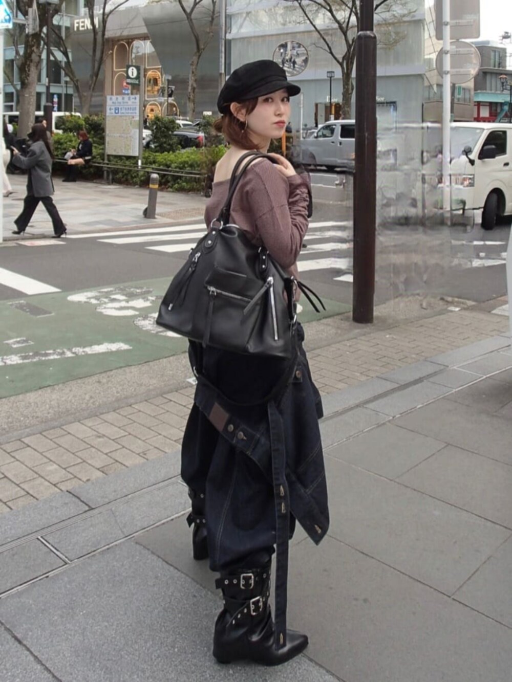 ブルー系のデニムパンツ、ブラウン系のTシャツ/カットソー、ブラック系のキャスケットを着用したレディースの春コーディネートの2枚目の写真