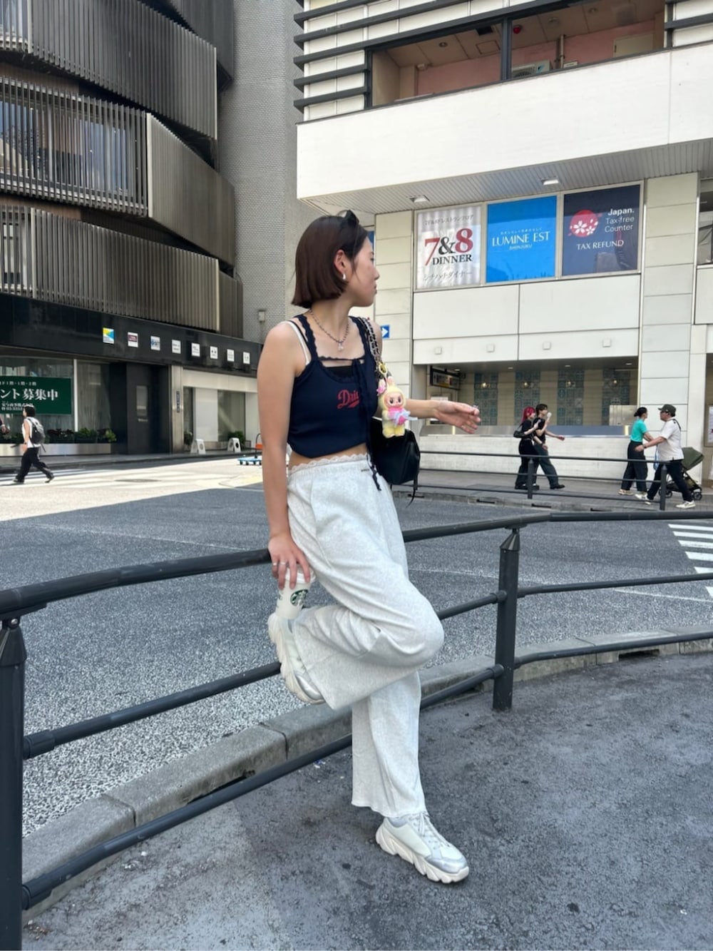 ホワイト系のスウェットパンツ、ブルー系のキャミソールを着用したレディースの夏コーディネートの2枚目の写真
