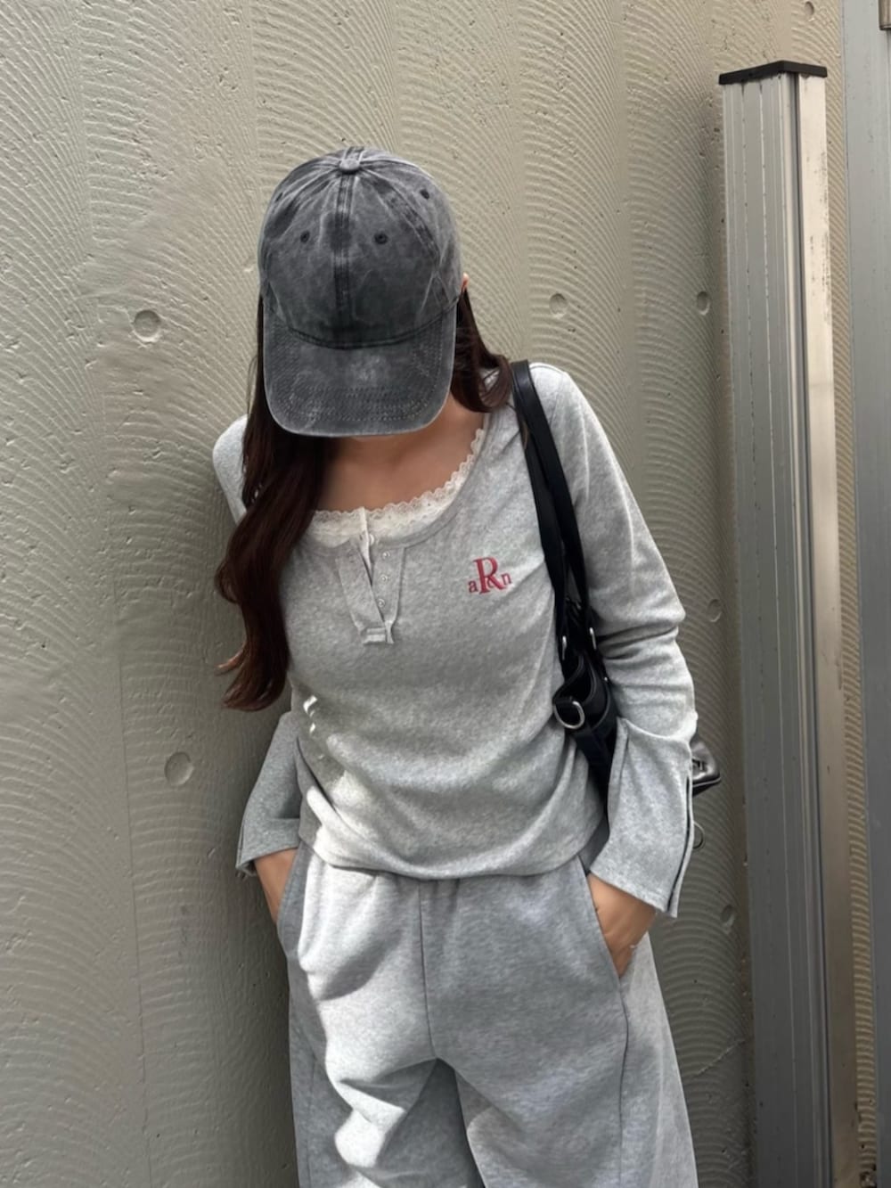 グレー系のTシャツ/カットソー、ブラック系のショルダーバッグを着用したレディースの春コーディネートの2枚目の写真