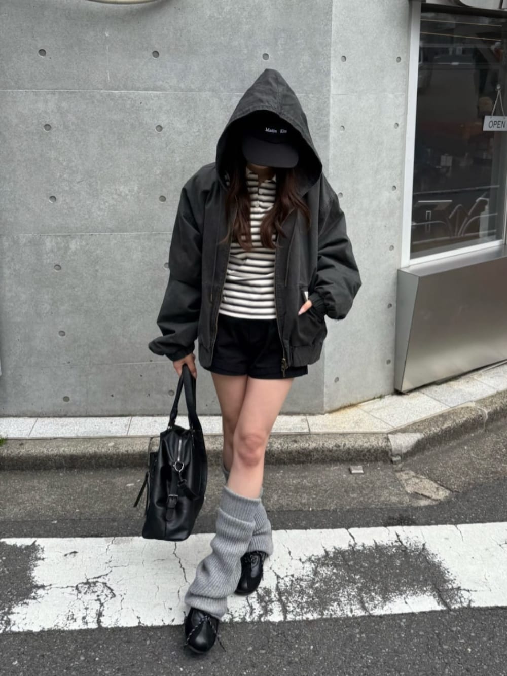 ホワイト系のTシャツ/カットソー、ブラック系のスニーカー、ブラック系のその他パンツを着用したレディースの春コーディネートの3枚目の写真