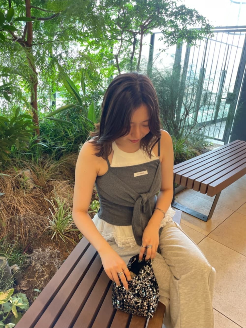 グレー系のスウェットパンツ、グレー系のキャミソールを着用したレディースの秋コーディネートの2枚目の写真