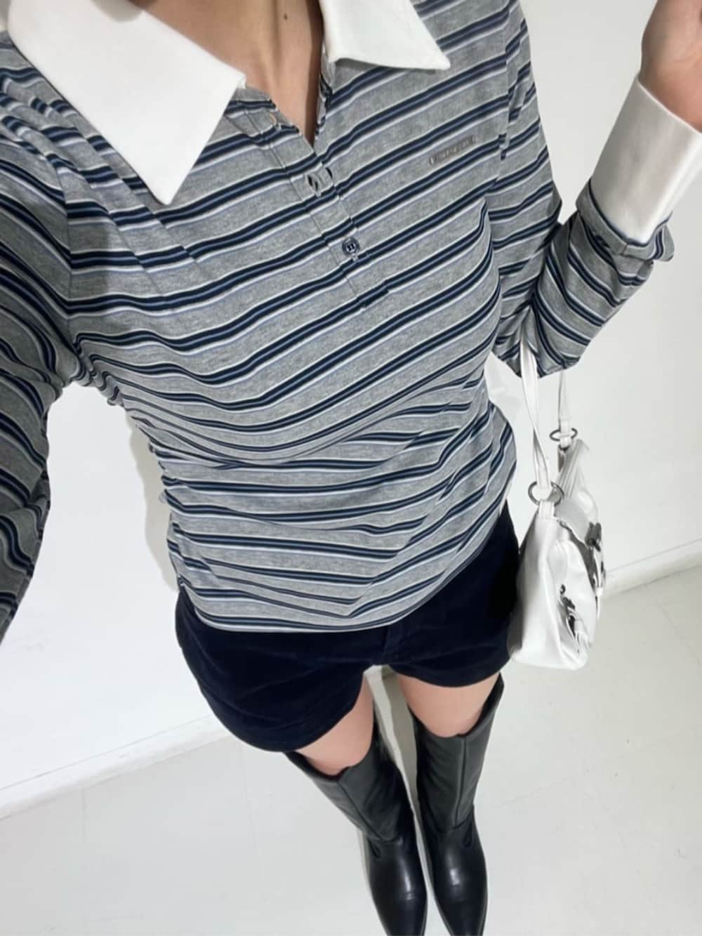 ブラック系のブーツ、グレー系のTシャツ/カットソー、ブルー系のその他パンツを着用したレディースの春コーディネートの2枚目の写真