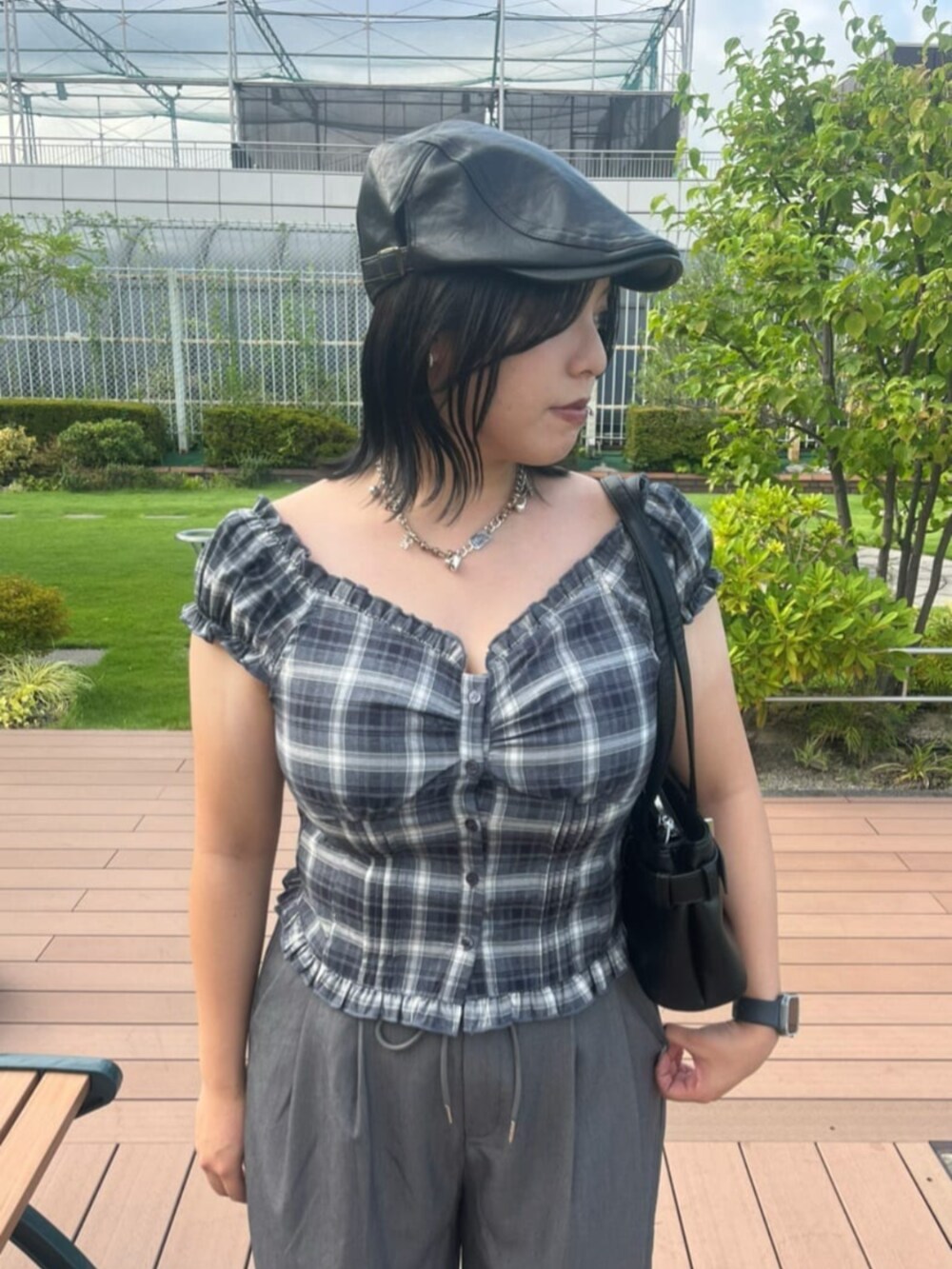 ブラック系のショルダーバッグ、ブラック系のシャツ/ブラウス、ブラック系のハンチング/ベレー帽を着用したレディースの秋コーディネートの2枚目の写真