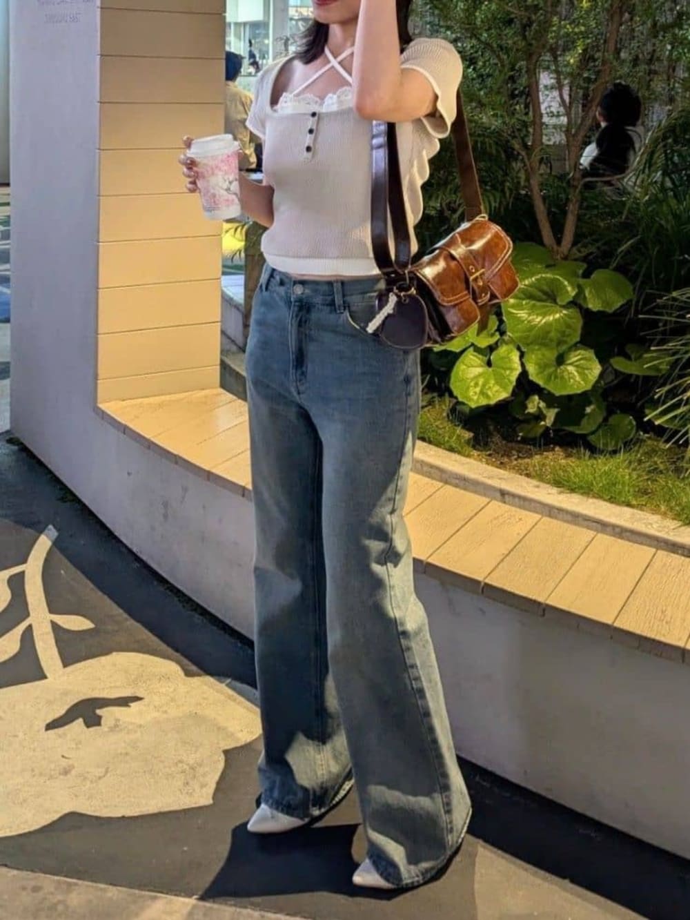 「デニム、大人女子、夏服コーデ、大人ガーリー、大人カジュアルコーデ、大人かわいい」｜「RAY CASSINの【ウエスト調節可】フレアデニムパンツ（デニムパンツ、ブルー系）」を使った、RAYCASSIN_officialさん（骨格ナチュラル・レディース・158cm）の春コーディネートの2枚目の写真