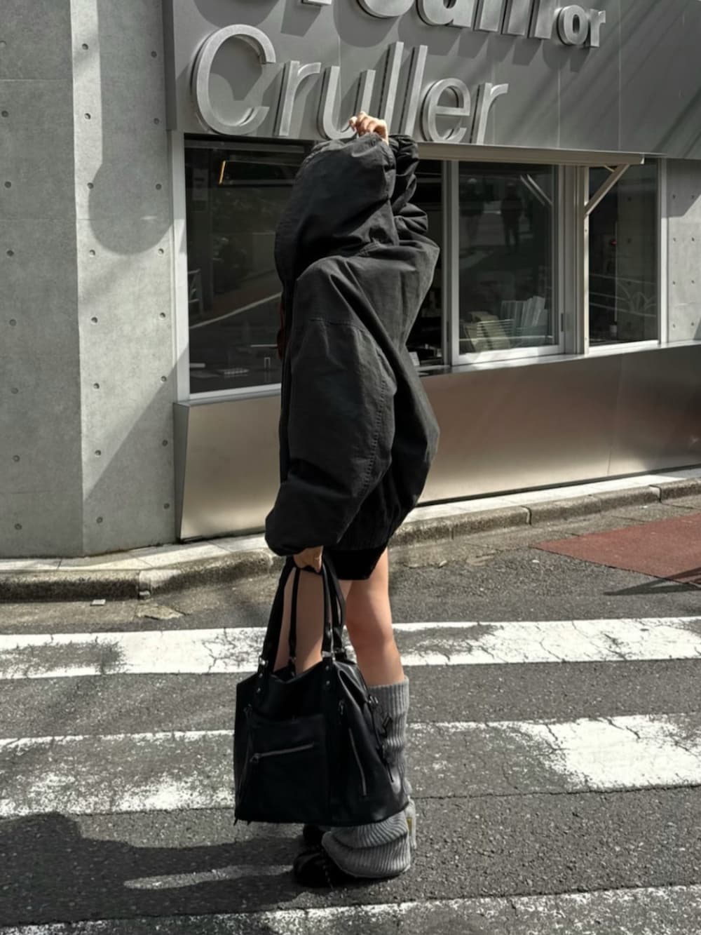 ホワイト系のTシャツ/カットソー、ブラック系のスニーカー、ブラック系のその他パンツを着用したレディースの春コーディネートの2枚目の写真