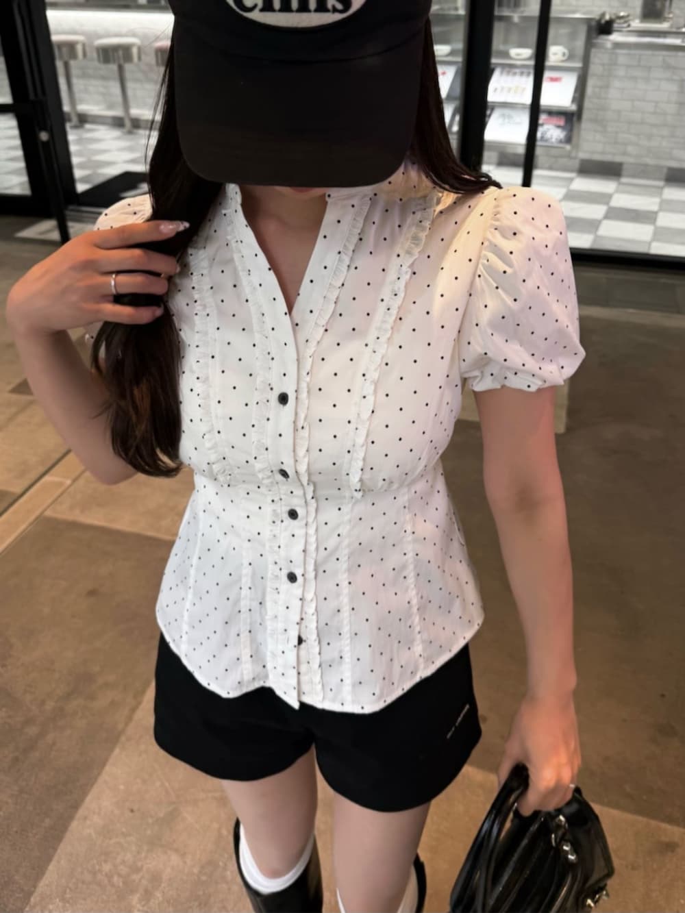ホワイト系のシャツ/ブラウスを着用したレディースの春コーディネートの2枚目の写真