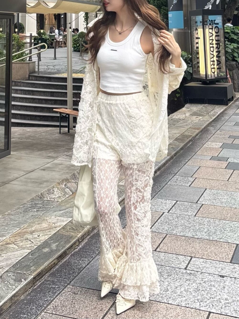 ベージュ系のその他パンツ、ベージュ系のシャツ/ブラウス、ホワイト系のタンクトップを着用したレディースの夏コーディネートの3枚目の写真